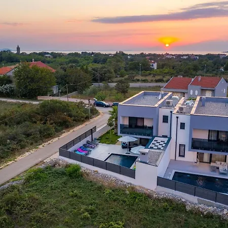 Noemi Villa *