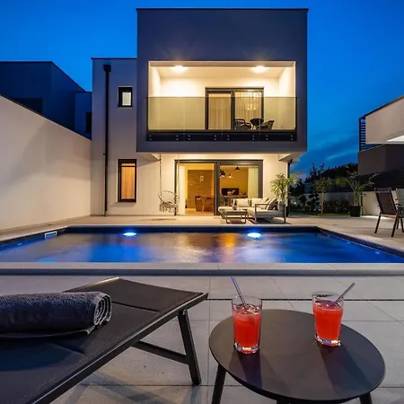 Noemi Villa *