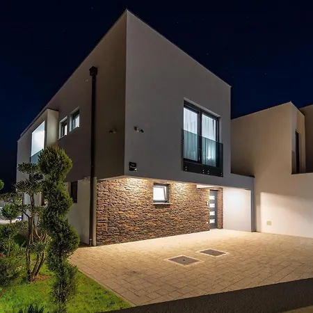 Noemi Villa *